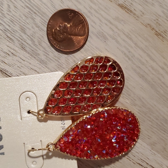 Red Aurora Borealis rhinestone Goldtone druzy earrings teardrop shaped - Picture 4 of 6